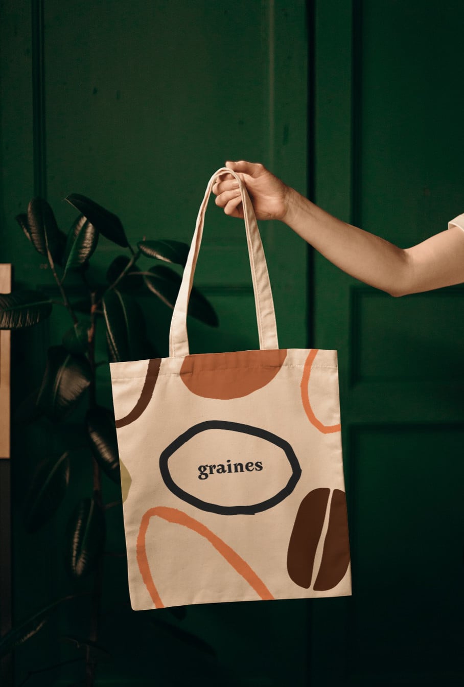 Tote bag en toile crème portant le logotype Graines — café de spécialité et tartines à Paris 6e