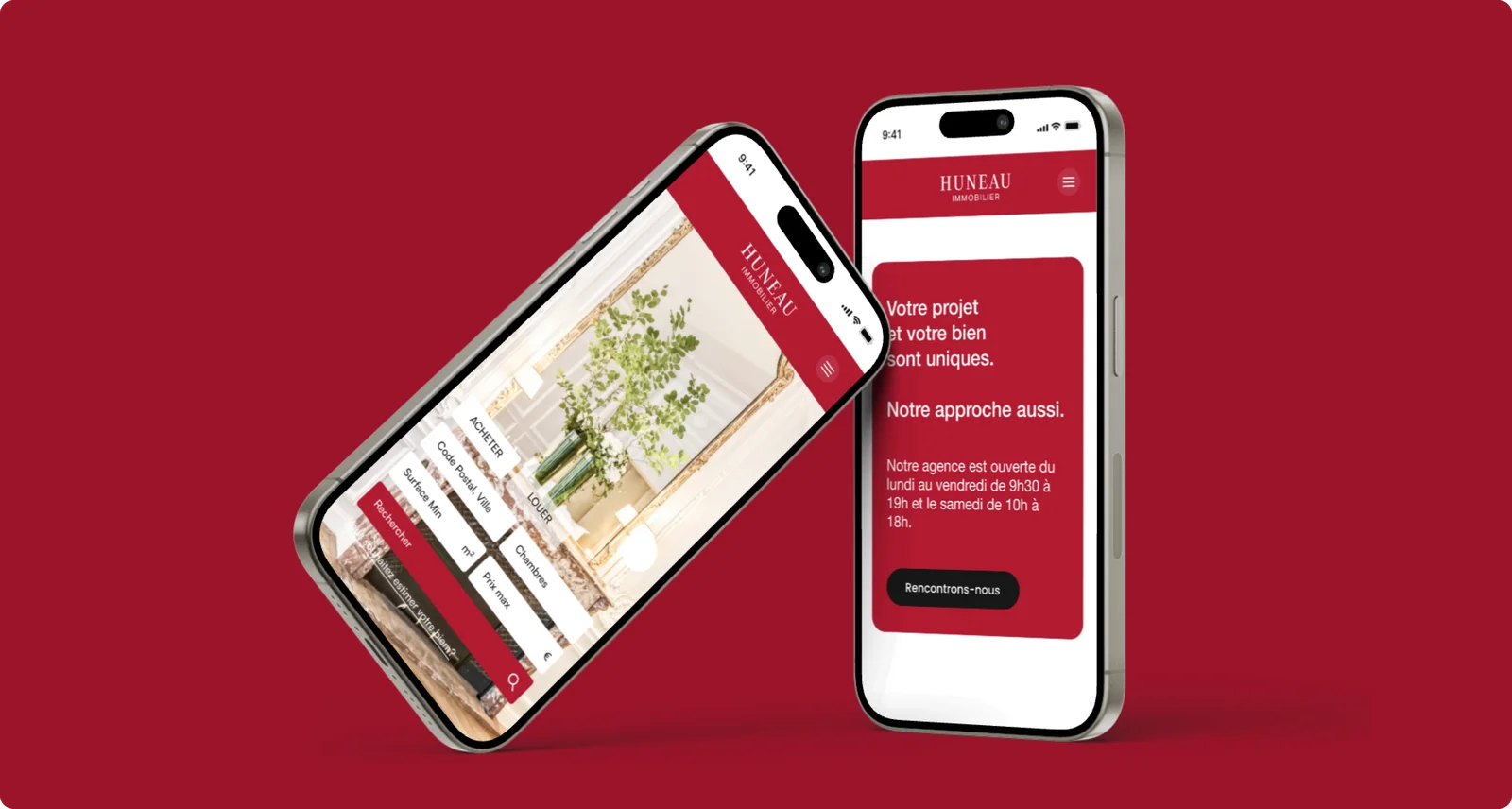 Mockup site web Huneau Immobilier — deux smartphones présentant l'interface de recherche immobilière sur fond rouge carmin