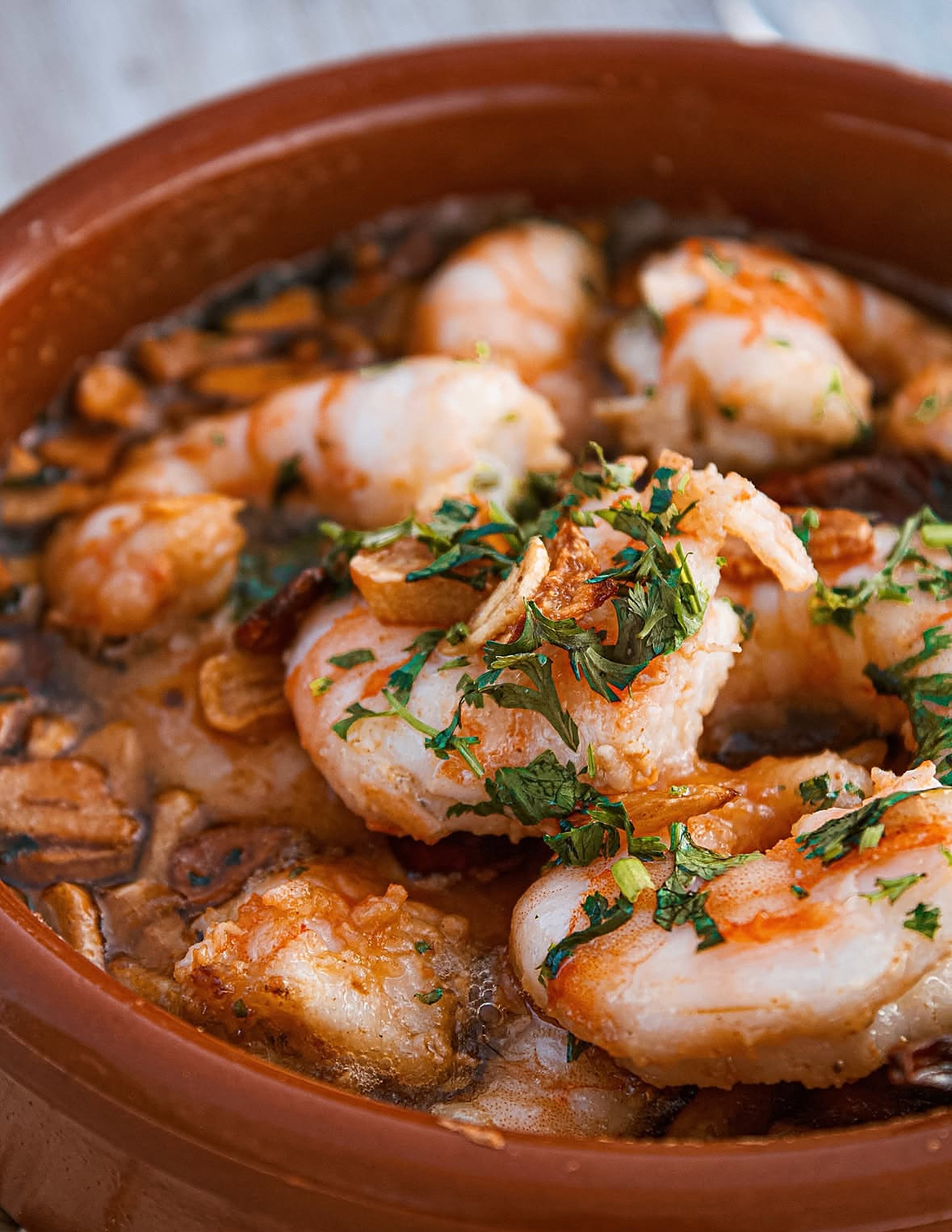Shooting culinaire Le 44 Rooftop : gambas al ajillo, crevettes à l'ail et coriandre