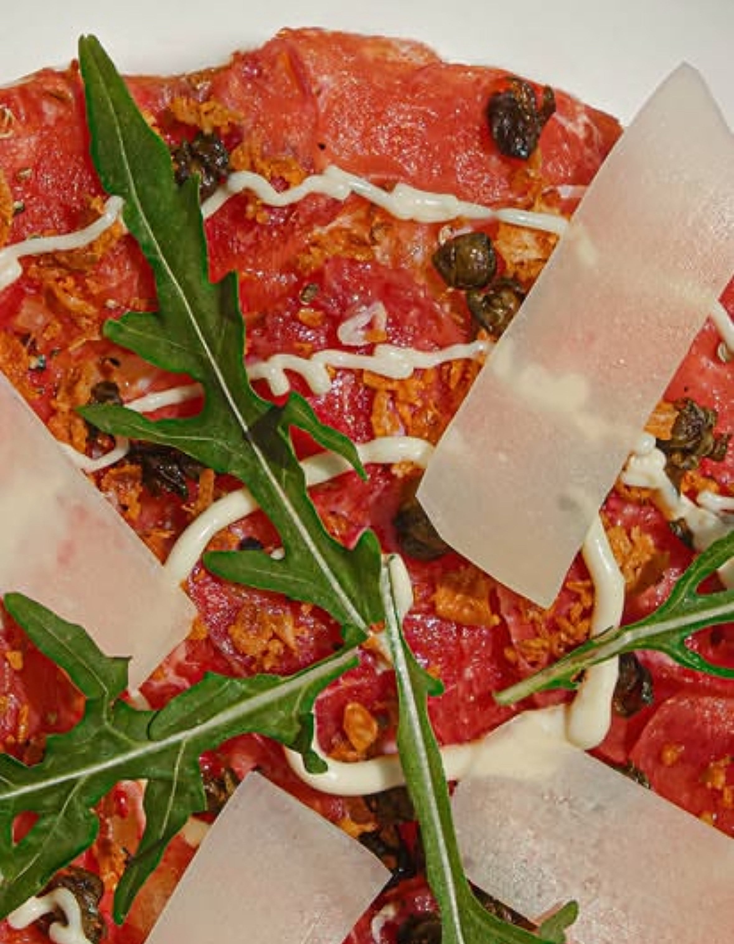 Shooting culinaire Le 44 Rooftop : carpaccio de bœuf, roquette et copeaux de parmesan