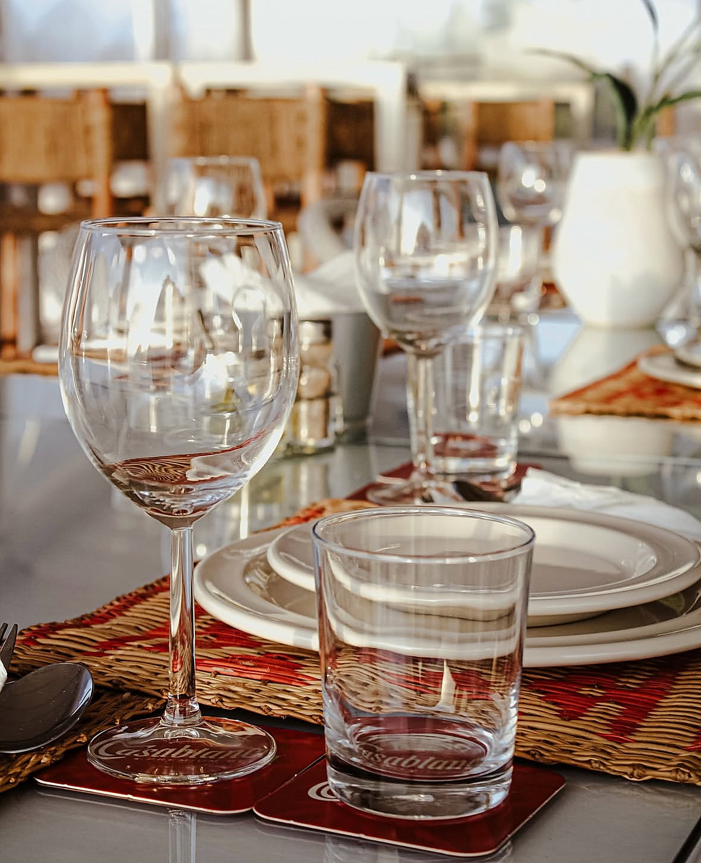 Shooting éditorial Le 44 Rooftop : table dressée, verres et set de table dans la lumière